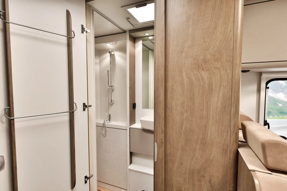5 Berth Motorhome - image 9