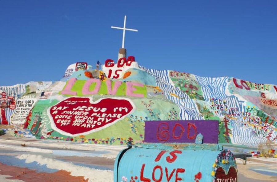 The US is famous for its big cities and breathtaking national parks โ but itโs also home to some of the strangest & quirkiest roadside attractions on Earth.